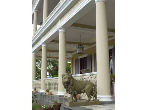 Statue de lion devant les colonnades du château de Labourdonnais, île Maurice