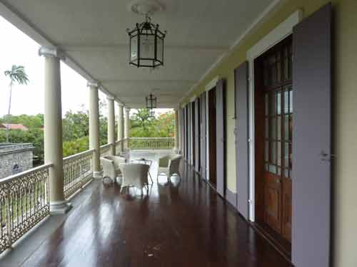 Véranda en bois du château de Labourdonnais avec mobilier d’époque, île Maurice