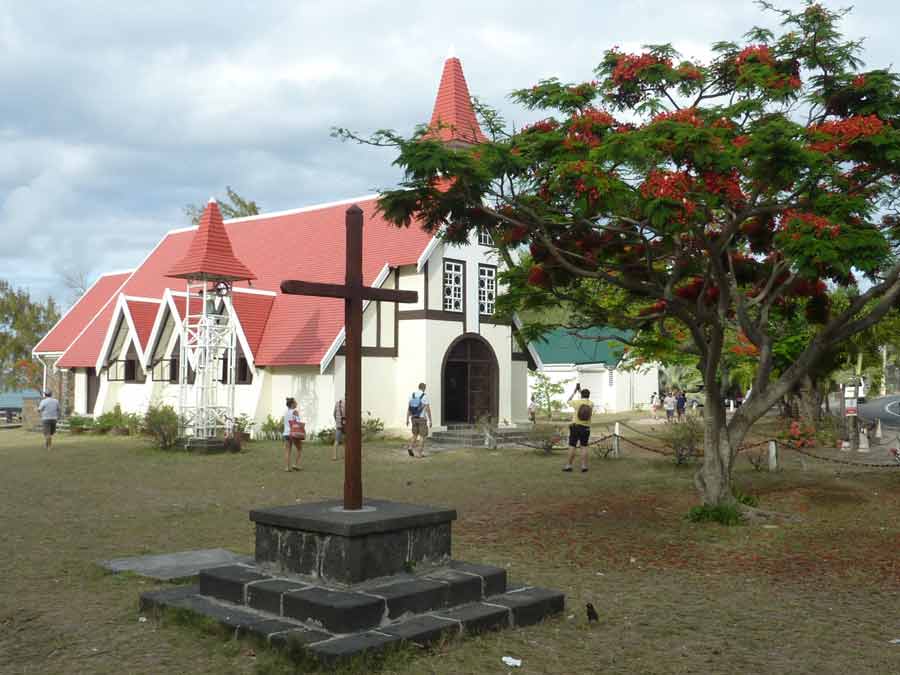 Église Notre-Dame Auxiliatrice au toit rouge vif à Cap Malheureux, île Maurice