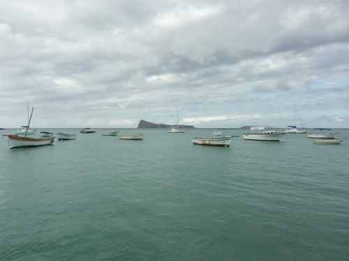 Barques de pêche au mouillage face à l’île Coin de Mire depuis Cap Malheureux, île Maurice