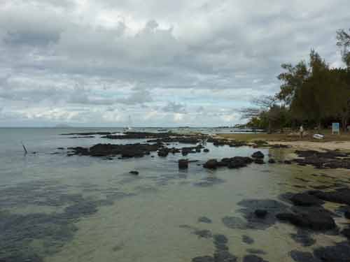 Rivage rocheux et eaux calmes du Cap Malheureux, île Maurice