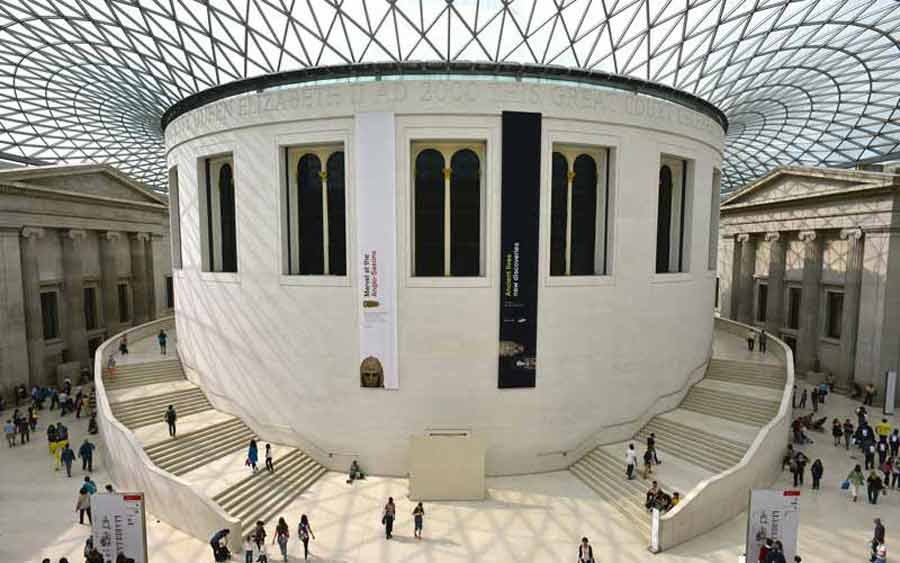 Intérieur du British Museum de Londres avec sa grande verrière et la salle centrale