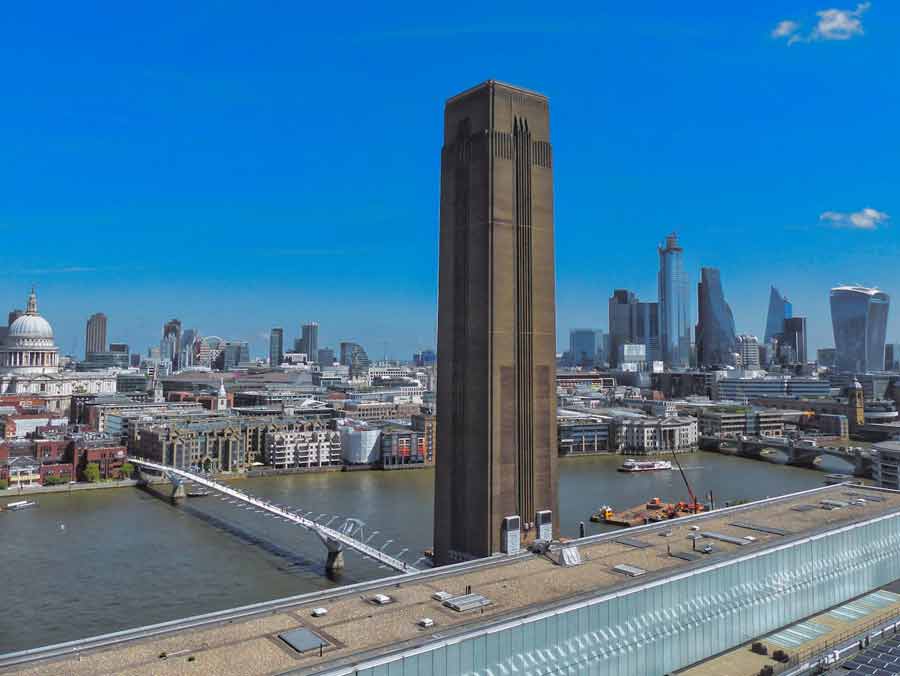 Vue sur la Tate Modern, le Millennium Bridge et la City de Londres