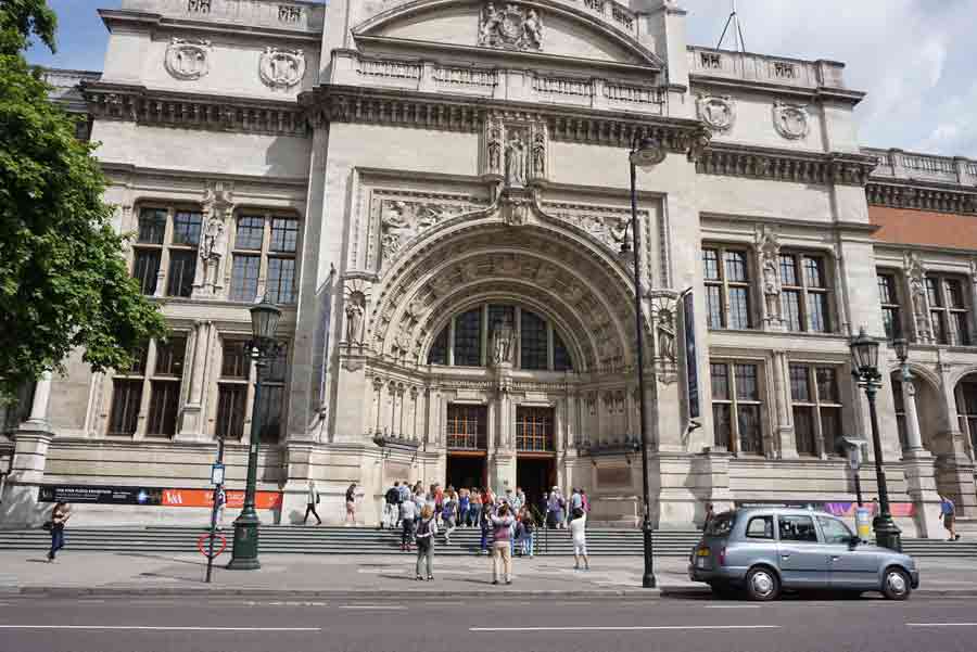 Façade du Victoria and Albert Museum à Londres avec visiteurs et taxi anglais