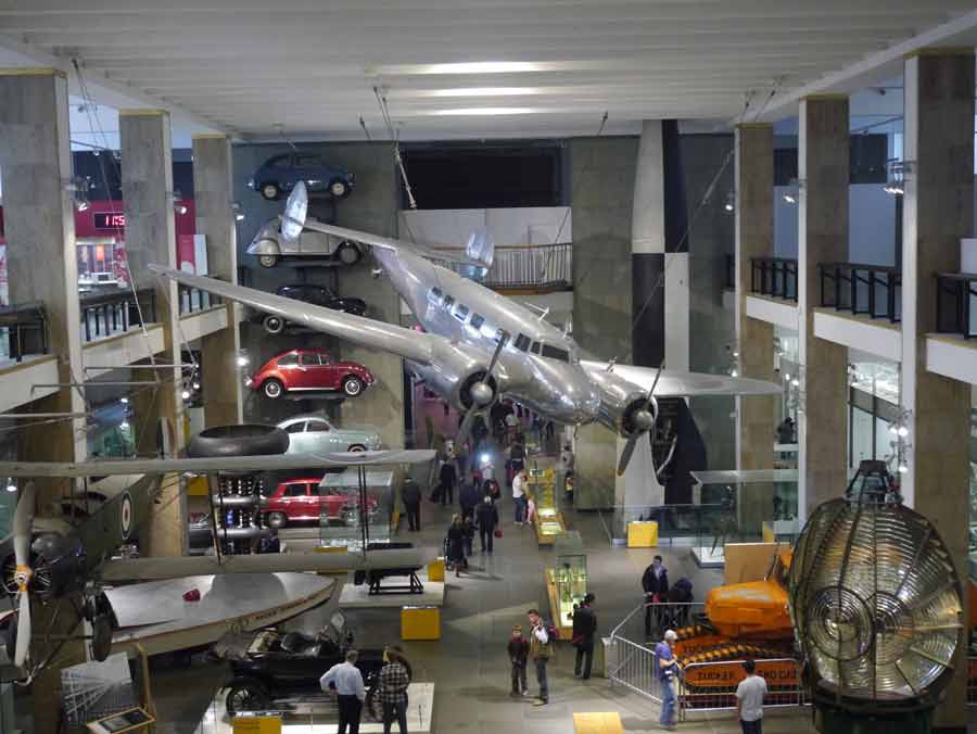 Intérieur du Science Museum de Londres avec avions et voitures exposés