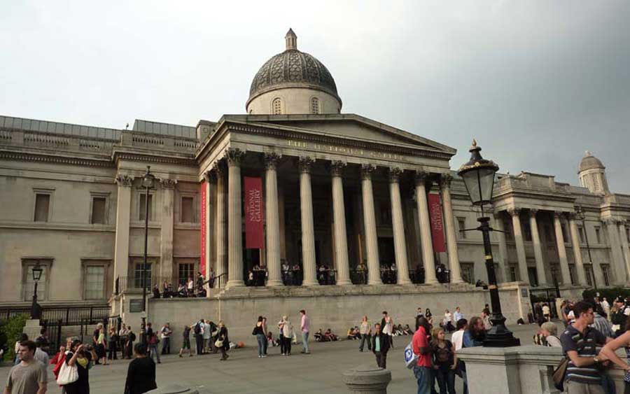 Façade de la National Gallery sur Trafalgar Square à Londres avec visiteurs