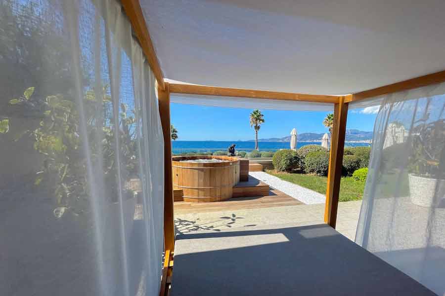 Espace bien-être en bord de mer avec bain à remous au Radisson Blu Resort & Spa Ajaccio Bay en Corse (hotel spa corse)