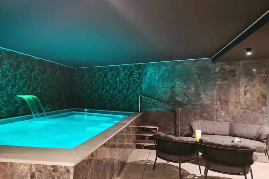Piscine intérieure avec jets massants du Spa de l’Hôtel & Spa Rocabella en Corse, lieu idéal pour un séjour bien-être (hotel spa corse)