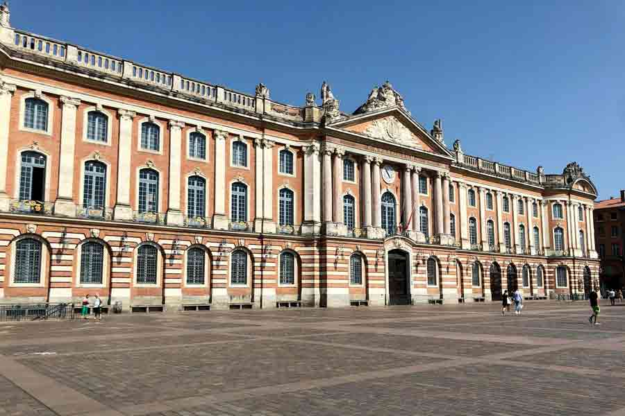 Façade du Capitole sur la place principale de Toulouse, monument emblématique de la Ville Rose