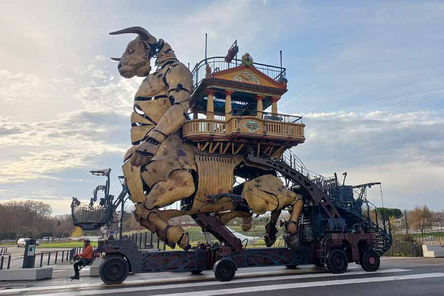 Le Minotaure géant de la Halle de la Machine à Toulouse, spectaculaire créature mécanique de la Compagnie La Machine