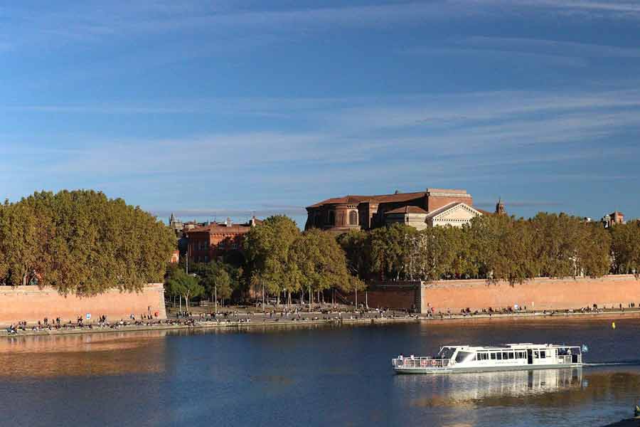 Les quais de la Garonne à Toulouse avec vue sur l’Hôtel-Dieu et promenade en bateau