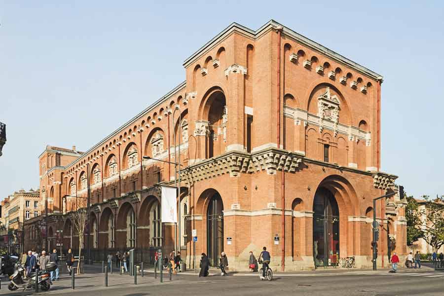 Façade en briques du musée des Augustins à Toulouse, ancien couvent gothique devenu musée des beaux-arts