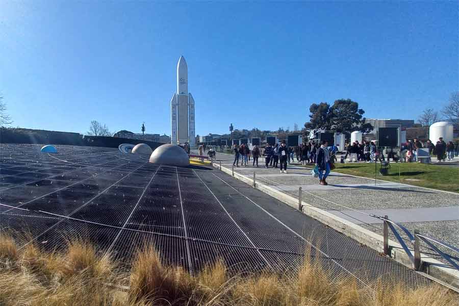 Réplique de la fusée Ariane à la Cité de l’Espace de Toulouse, parc scientifique et ludique dédié à l’exploration spatiale