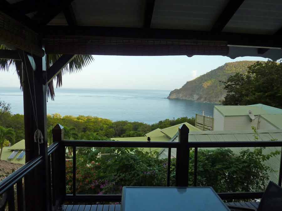 Vue sur la mer des Caraïbes depuis la terrasse d’un logement à Deshaies en Guadeloupe