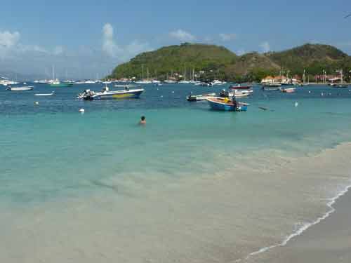 Plage de Terre-de-Haut aux Saintes en Guadeloupe, eau turquoise et barques colorées