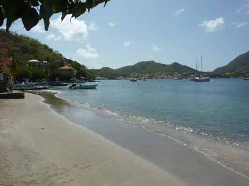 Plage paisible bordée de collines verdoyantes sur l’île de Terre-de-Haut aux Saintes en Guadeloupe