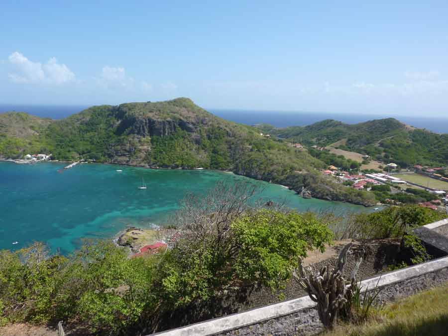 Vue depuis les hauteurs de Terre-de-Haut sur la mer turquoise et les collines des Saintes en Guadeloupe