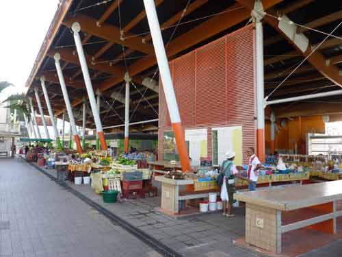 Halles couvertes du marché de Basse-Terre en Guadeloupe avec vendeurs locaux