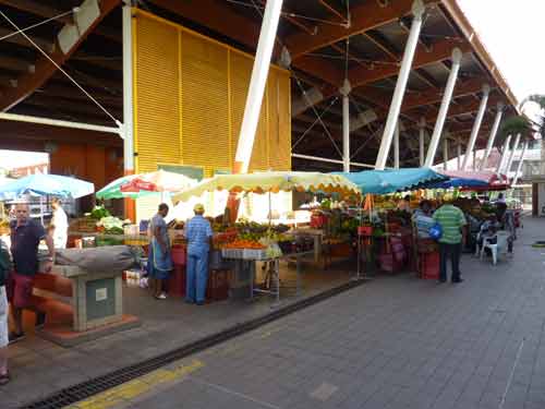 Stands colorés et parasols du marché de Basse-Terre en Guadeloupe
