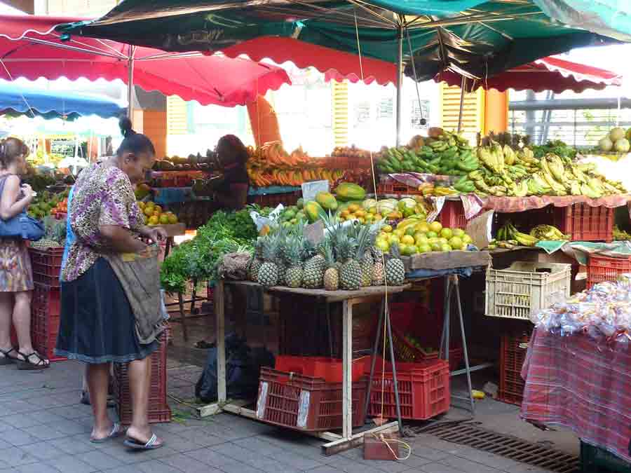 Fruits tropicaux et légumes frais sur les étals du marché de Basse-Terre en Guadeloupe