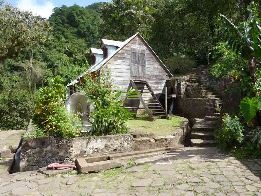Ancienne maison en bois restaurée au cœur de l’habitation La Grivelière à Vieux-Habitants en Guadeloupe