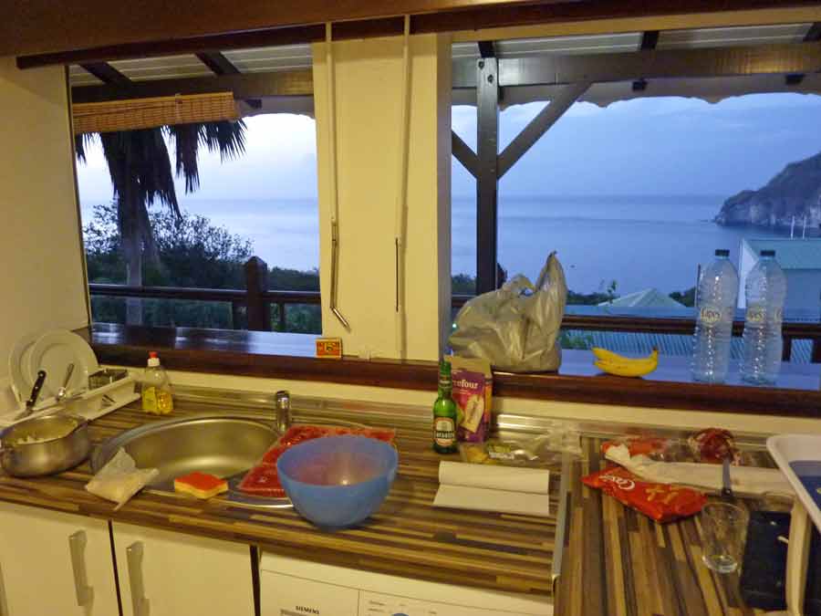 Cuisine avec vue panoramique sur la mer à Deshaies en Guadeloupe au coucher du soleil