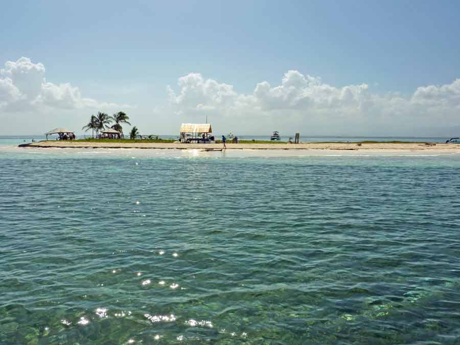 Îlet Caret en Guadeloupe, petit banc de sable entouré d’eau turquoise dans le Grand Cul-de-Sac Marin
