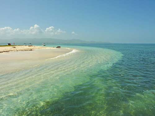 Eaux cristallines et sable blanc autour de l’îlet Caret en Guadeloupe