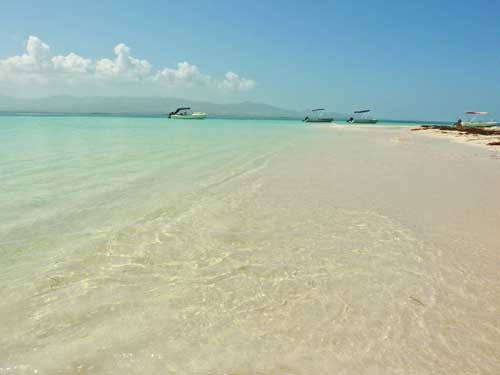 Plage de sable fin et mer translucide sur l’îlet Caret en Guadeloupe