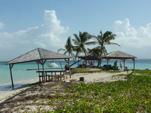 Carbets et palmiers sur l’îlet Caret, îlot de sable blanc au large de Sainte-Rose en Guadeloupe