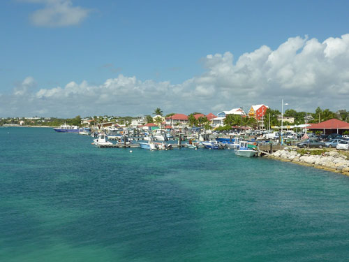 Vue sur le port de plaisance de Saint-François en Guadeloupe avec bateaux et maisons colorées