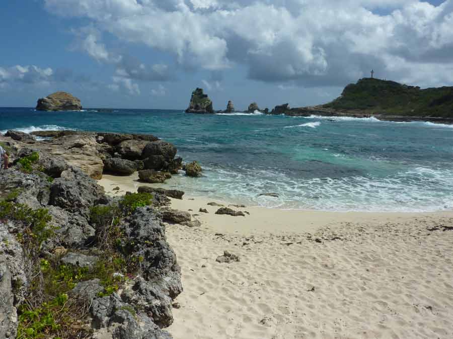 Vue sur la pointe des Châteaux en Guadeloupe avec plage de sable et rochers au bord de l’océan Atlantique