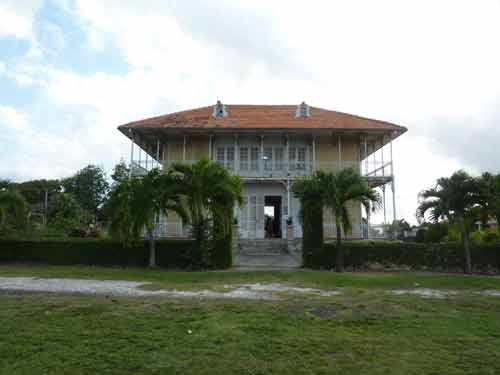 Façade de la maison Zévallos au Moule en Guadeloupe, ancienne habitation sucrière classée monument historique