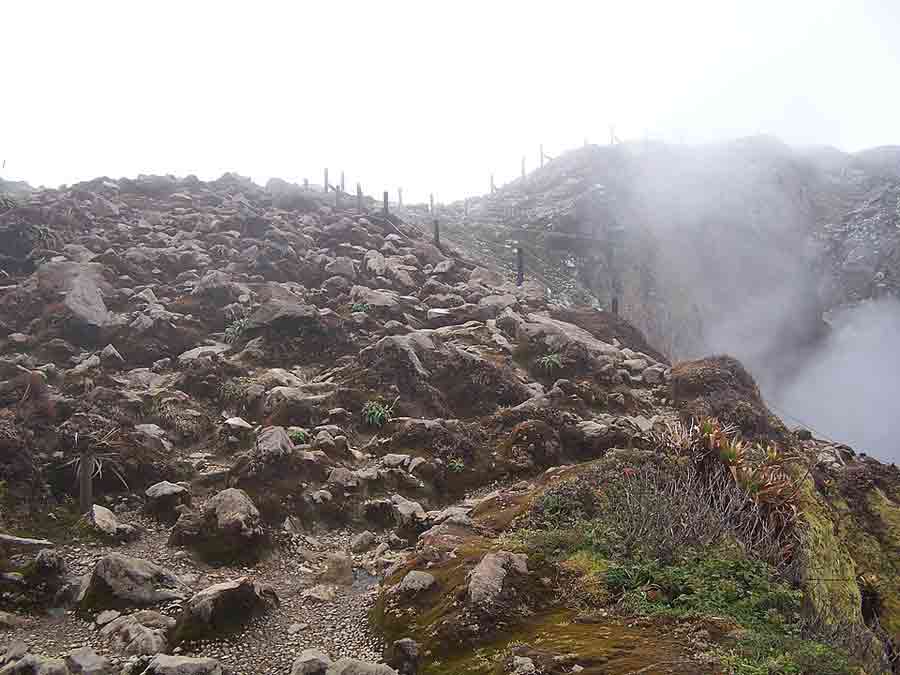 Sentier rocailleux et fumerolles du volcan de la Soufrière en Guadeloupe lors de la randonnée vers le sommet