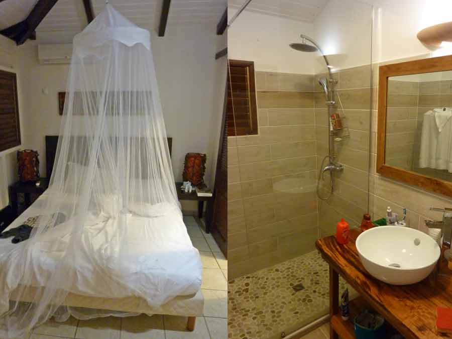 Chambre tropicale avec moustiquaire et salle de bain moderne dans un hébergement à Deshaies en Guadeloupe