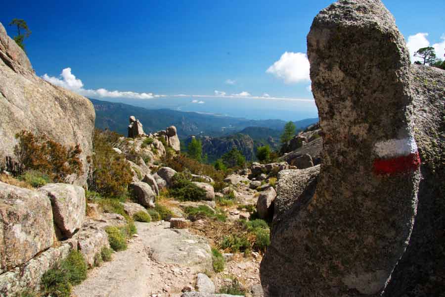 Sentier balisé du GR20 sud entre Conca et Paliri, à travers les rochers et les paysages montagneux de Corse