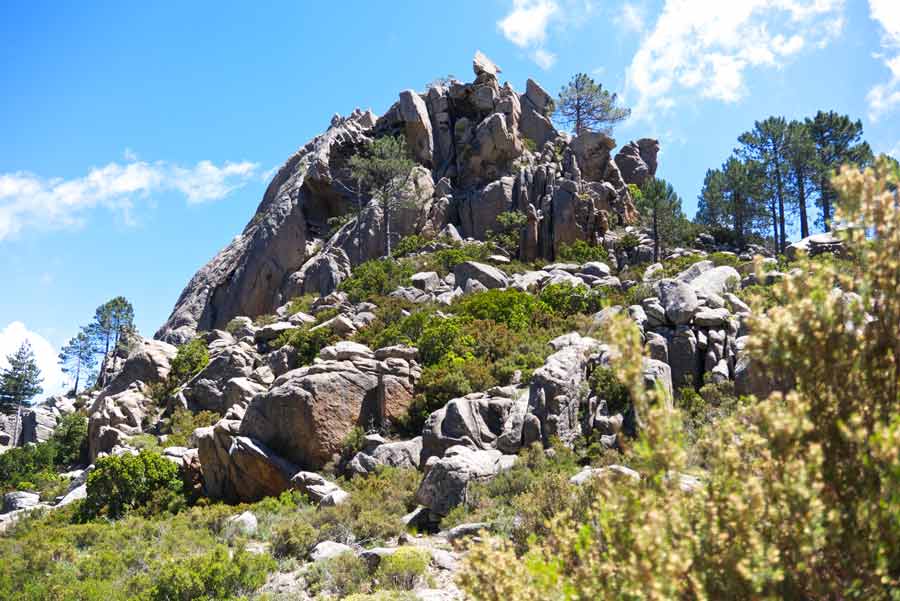 Formation rocheuse sur le GR20 sud, entre Conca et le refuge de Paliri, sous le ciel bleu de Corse