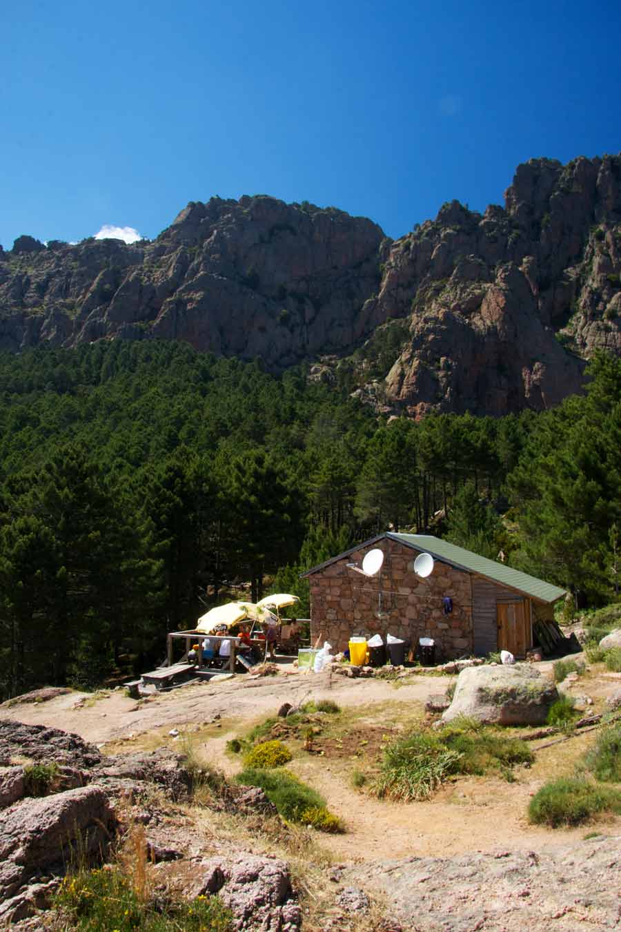 Refuge de Paliri sur le GR20 sud en Corse, perché face aux montagnes et entouré de pins et de roches