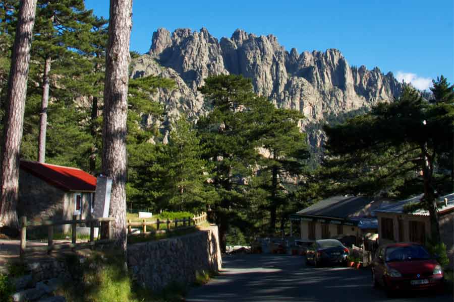 Vue sur les aiguilles de Bavella depuis le col de Bavella, étape emblématique du GR20 sud en Corse