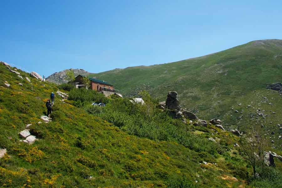 Arrivée au refuge d’Asinau sur le GR20 sud, entre prairies et montagnes verdoyantes de Corse