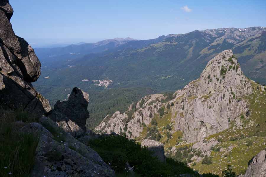 Vue plongeante sur les montagnes corses depuis les hauteurs du GR20, entre Usciolu et le col de Verde, avec les villages nichés dans la vallée
