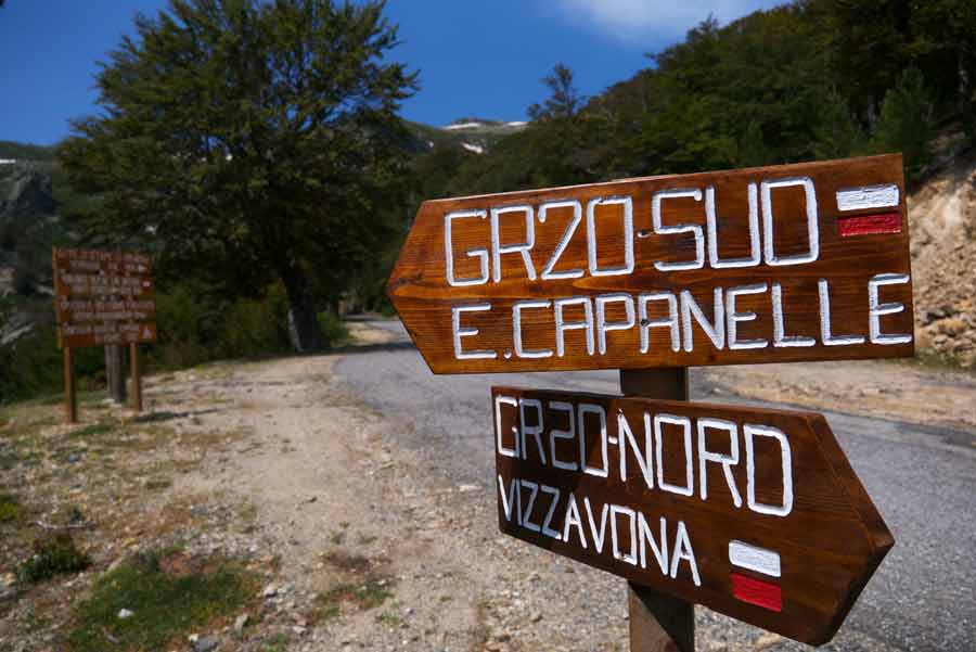 Panneaux de direction du GR20 indiquant Capannelle et Vizzavona, sur un sentier de randonnée en Corse