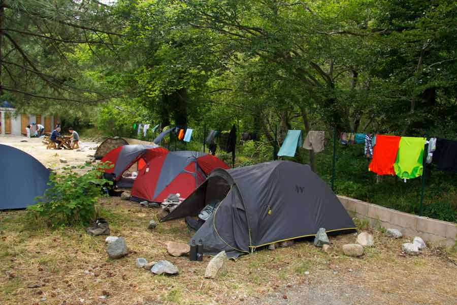 Tentes installées au bivouac de Vizzavona après une étape du GR20 en Corse