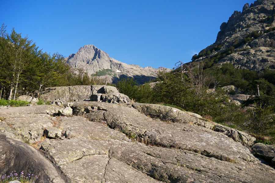 Paysage rocheux au pied du Monte d’Oro sur le GR20 entre Vizzavona et L’Onda, en Corse