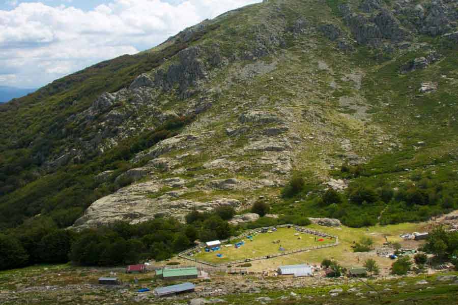Vue sur le refuge et les bergeries d’Onda depuis le GR20, nichés au cœur des montagnes corses