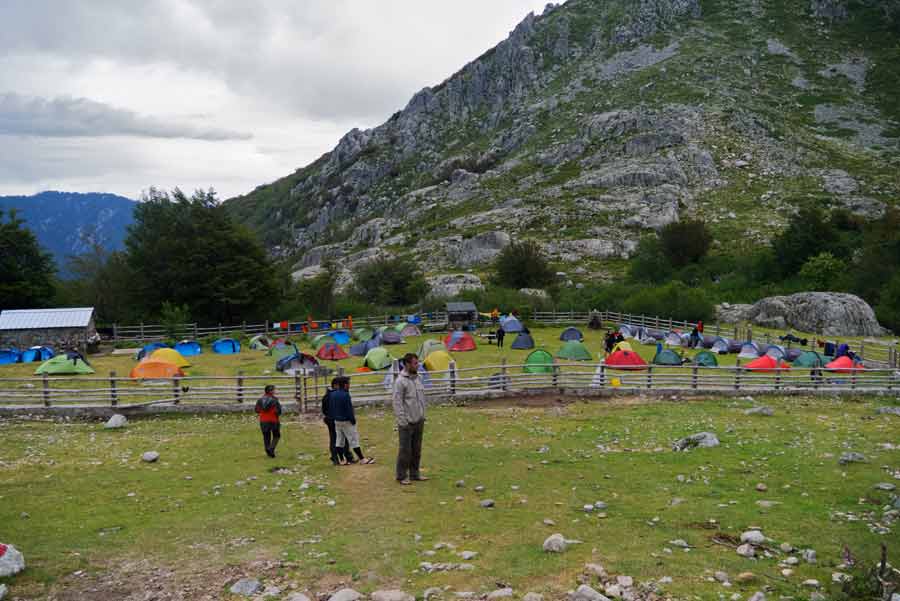 Campement de tentes colorées au refuge d’Onda sur le GR20, dans les montagnes corses