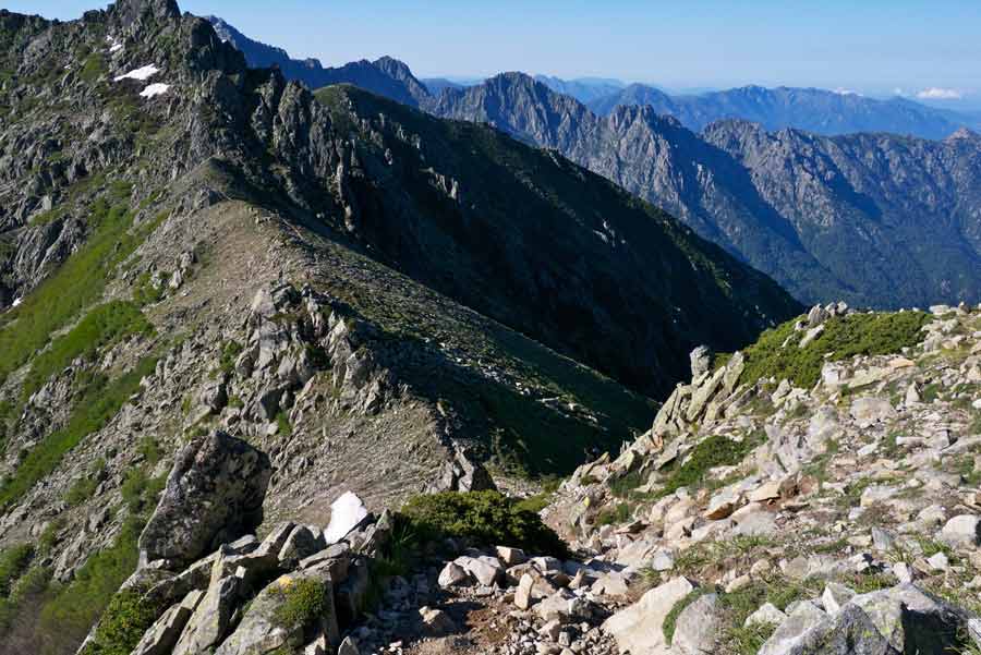Vue plongeante sur les crêtes escarpées du GR20 entre L’Onda et Petra Piana, au cœur des montagnes corses