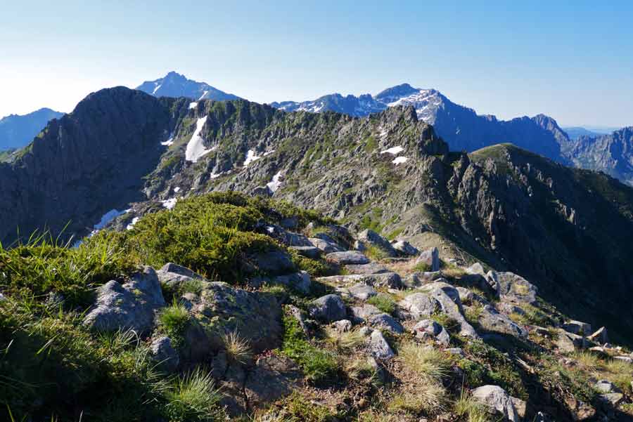 Panorama sur les crêtes verdoyantes et les sommets du GR20 entre L’Onda et Petra Piana, en Corse