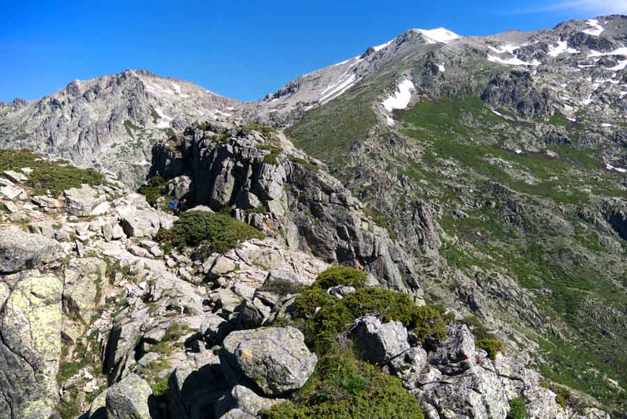 Paysage rocheux et sommets verdoyants du GR20 entre L’Onda et Petra Piana, en montagne corse