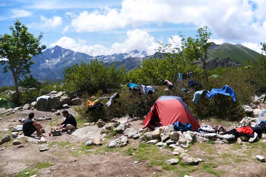 Tentes installées au refuge de Petra Piana sur le GR20, face aux montagnes corses